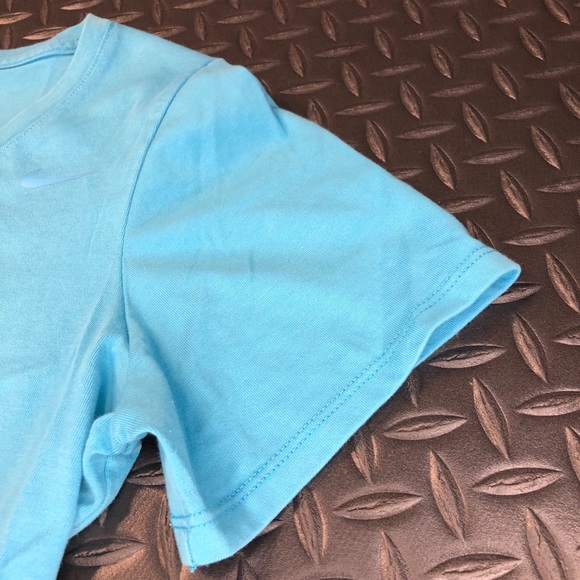 Nike Athletic Cut Dri-Fit Workout Tee - Picture 4 of 5